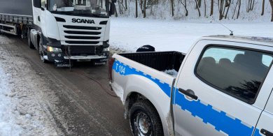 Artykuł: Kierowca cieżarówki nie mógł wyjechać ze stacji paliw przy al. Warszawskiej. Pomogli policjanci