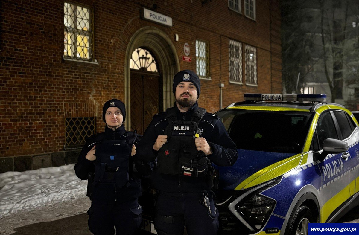 87-latek leżał w zaspie, miał 34 stopnie. Pomogli policjanci z Dobrego Miasta