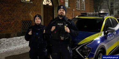 Artykuł: 87-latek leżał w zaspie, miał 34 stopnie. Pomogli policjanci z Dobrego Miasta