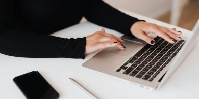 Artykuł: Przelewy natychmiastowe w weekend – jak zmieniają obsługę płatności w małych firmach?