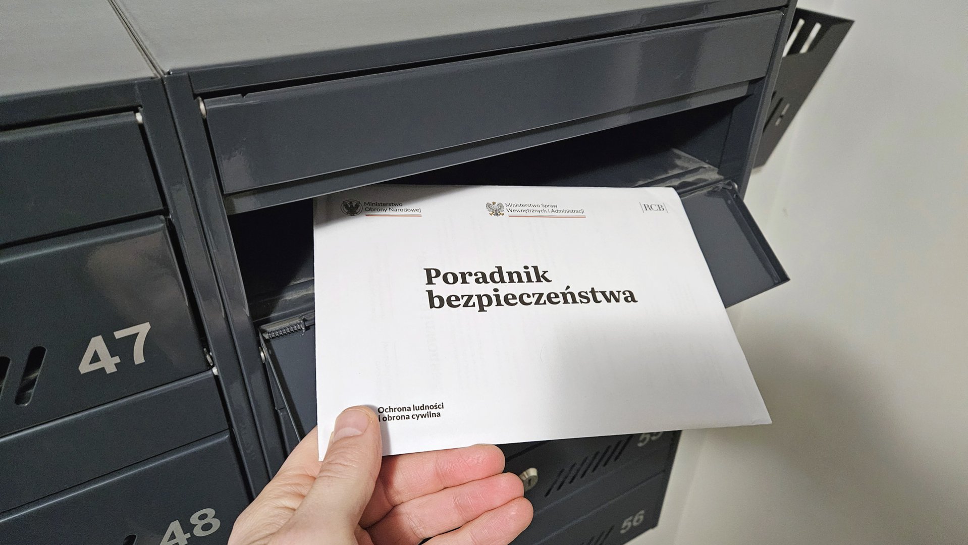 Masz już rządowy poradnik bezpieczeństwa? 17 mln egzemplarzy wyruszyło w Polskę