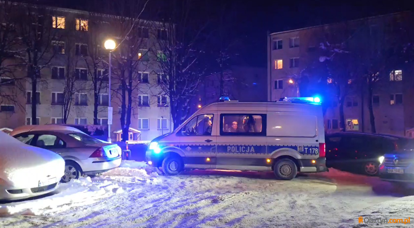 Akcja służb w budynku przy ul. Smętka w Olsztynie. Mężczyzna skoczył z drugiego piętra