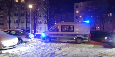 Akcja służb w budynku przy ul. Smętka w Olsztynie. Mężczyzna skoczył z pierwszego piętra