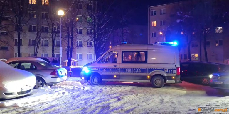 Akcja służb w budynku przy ul. Smętka w Olsztynie. Mężczyzna skoczył z pierwszego piętra