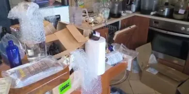 8 tys. zamówień i 3,5 mln zł obrotu. 58-latek w mieszkaniu w Olsztynie produkował leki na potęgę