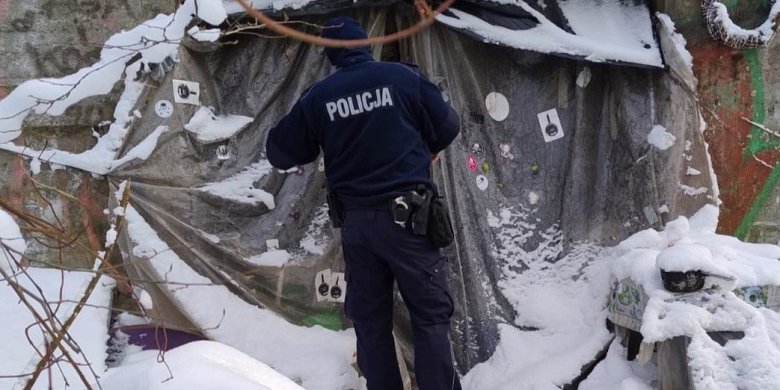 Olsztyn. Bezdomni zimują w koczowiskach, a w noclegowni czekają wolne miejsca