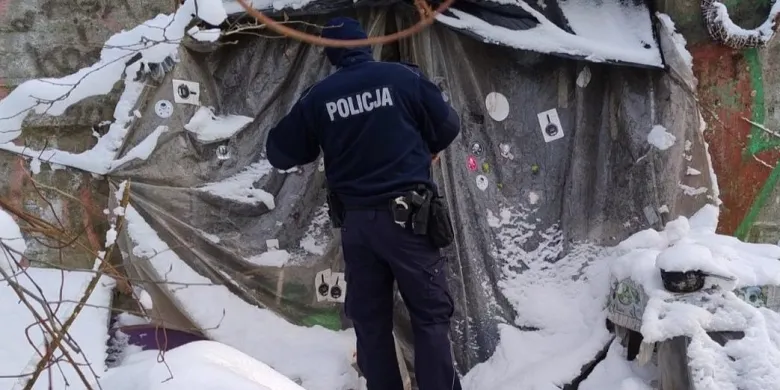 Olsztyn. Bezdomni zimują w koczowiskach, a w noclegowni czekają wolne miejsca