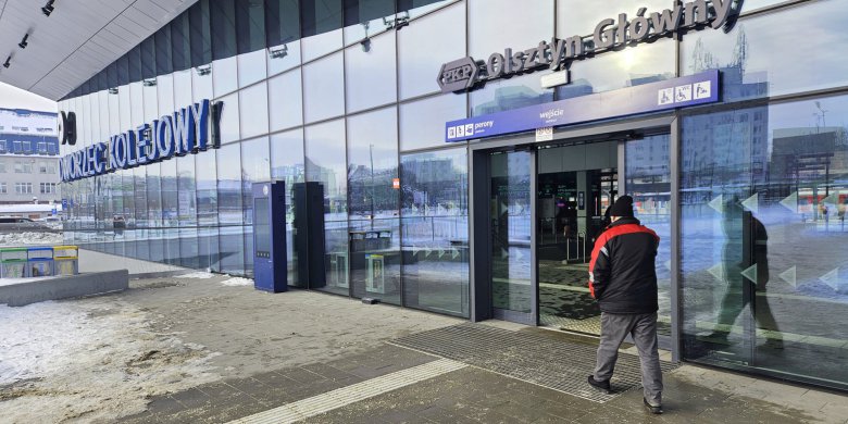 Awaria drzwi na dworcu Olsztyn Główny. 