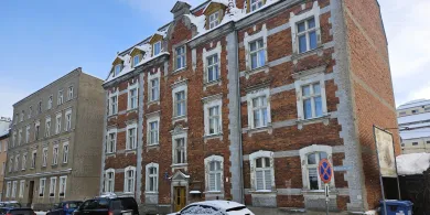 Ten budynek w Olsztynie był świadkiem przełomu. Zawisła tu pierwsza polska flaga