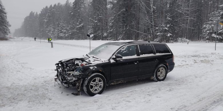 Samochód osobowy uderzył w bok szynobusu relacji Ełk-Olsztyn