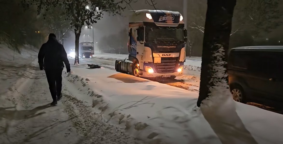 Warmia i Mazury po kolejnym ataku zimy: problemy na kolei, "złamany" autobus