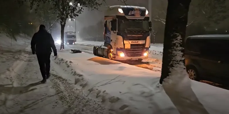 Warmia i Mazury po kolejnym ataku zimy: problemy na kolei, "złamany" autobus [WIDEO]