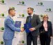 Od lewej dyrektor sprzedaży spółki Solaris Bus&Coach w Polsce, Andrzej Sienkiewicz, prezydent Olsztyna, Robert Szewczyk i zastępczyni włodarza, Justyna Sarna-Pezowicz