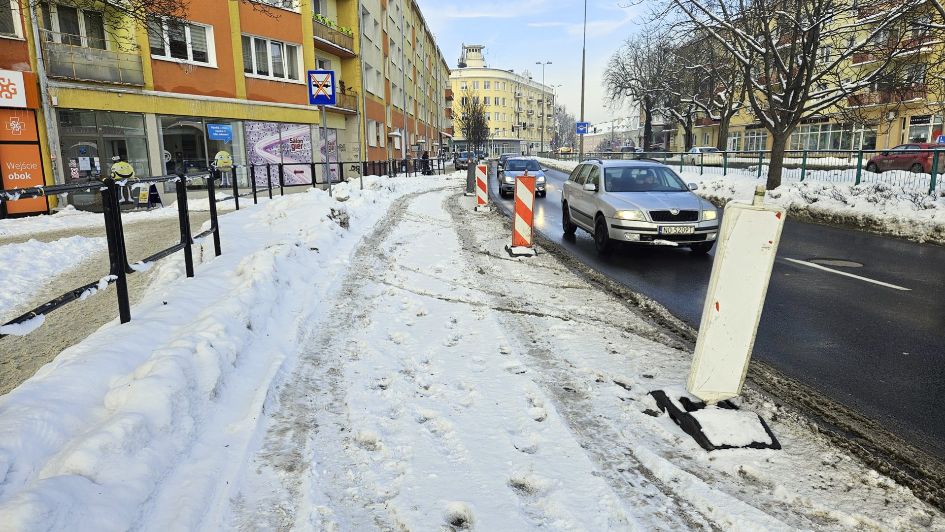 Nowy przystanek na ul. Limanowskiego coraz bliżej. Są pachołki, będą ławki dla pasażerów
