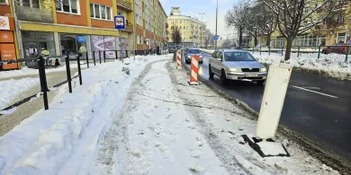 Nowy przystanek na ul. Limanowskiego coraz bliżej. Są pachołki, będą ławki dla pasażerów