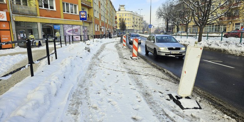 Nowy przystanek na ul. Limanowskiego coraz bliżej. Są pachołki, będą ławki dla pasażerów