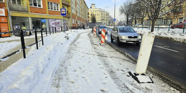 Nowy przystanek na ul. Limanowskiego coraz bliżej. Są pachołki, będą ławki dla pasażerów [AKTUALIZACJA]