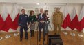 Wojewoda Radosław Król (w środku) spotkał się z przedstawicielami służb i instytucji, aby porozmawiać o działaniach ws. bezpieczeństwa dzieci podczas ferii zimowych