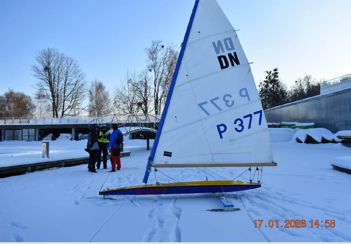 Dwie osoby potrącone przez bojer na zamarznietej tafli jeziora Ukiel
