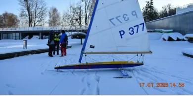 Dwie osoby potrącone przez bojer na zamarzniętej tafli jeziora Ukiel