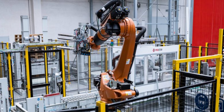 Ukryty koszt „własnej ekipy montażowej”. Jak firmy produkcyjne tracą pieniądze na projektach modernizacyjnych?