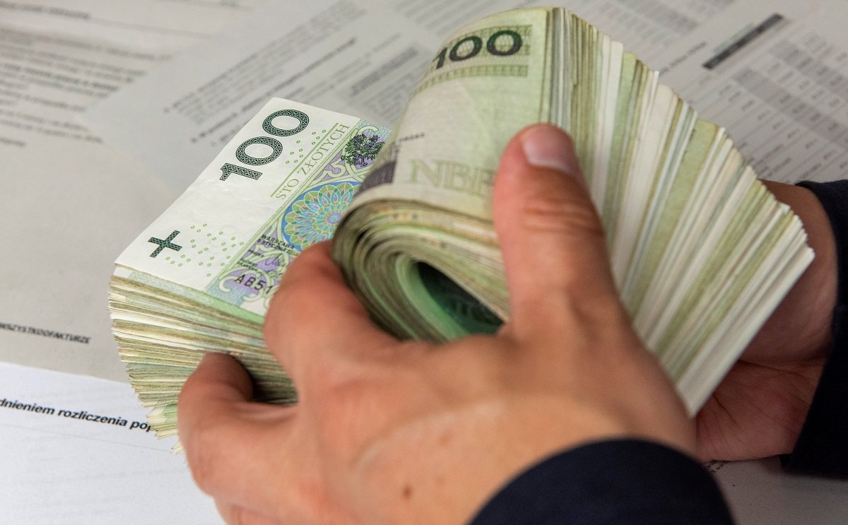 Eksperci ostrzegają. Uwaga na darowizny z ręki do ręki. Brak przelewu grozi podatkiem