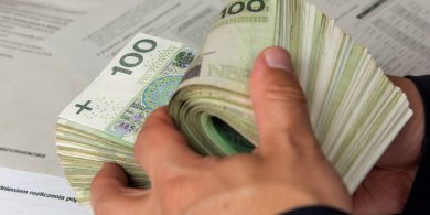 Artykuł: Eksperci ostrzegają. Uwaga na darowizny z ręki do ręki. Brak przelewu grozi podatkiem