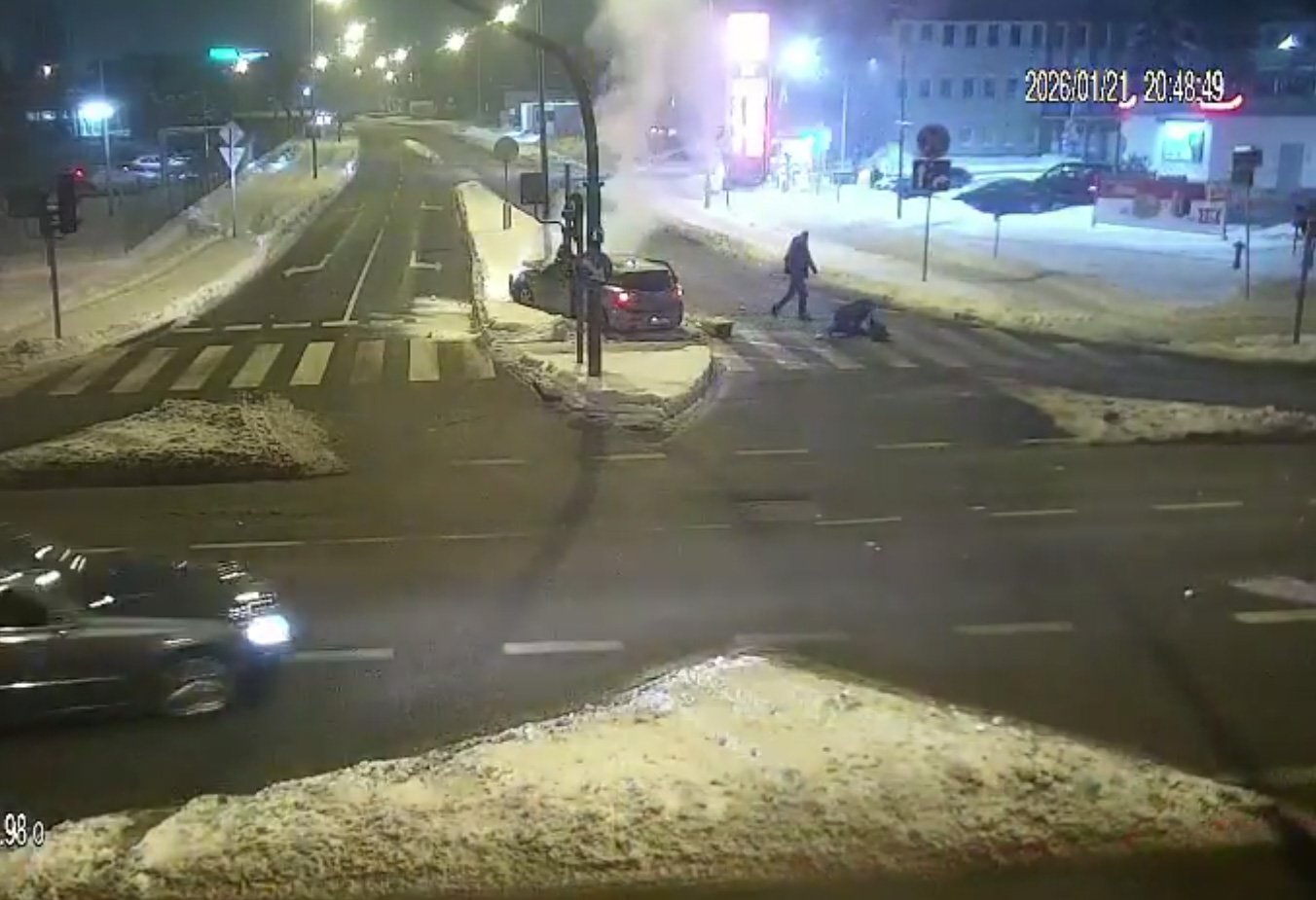 Ale combo! Najpierw autem w słup, potem wywrotka na lodzie, a w tle alkohol i narkotyki [WIDEO]