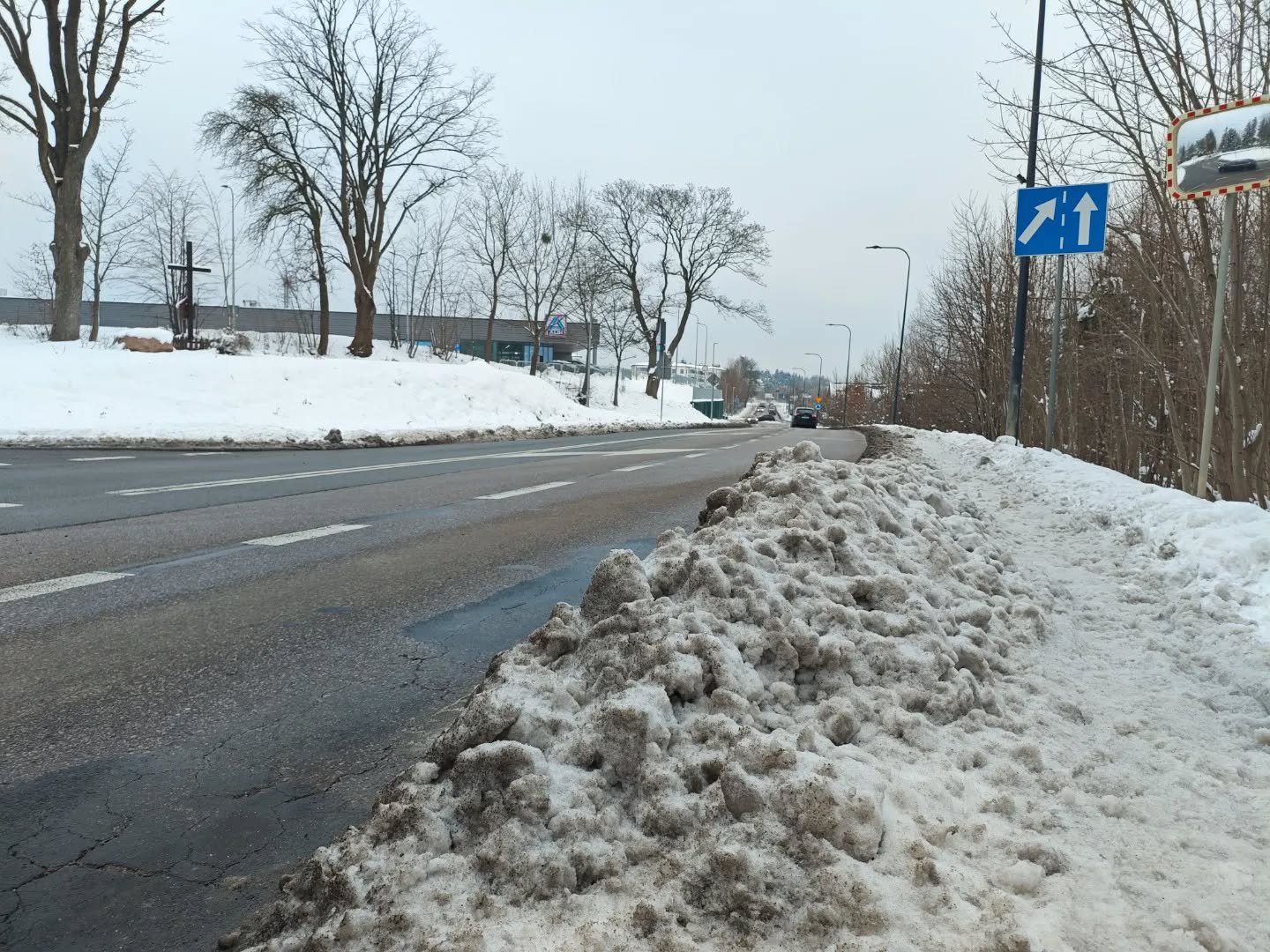 Nieodśnieżony chodnik w Olsztynie? Sprawdź, kto ma obowiązek go odśnieżyć!