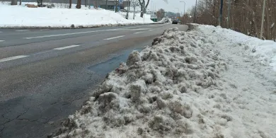 Nieodśnieżony chodnik w Olsztynie? Sprawdź, kto ma obowiązek go odśnieżyć!
