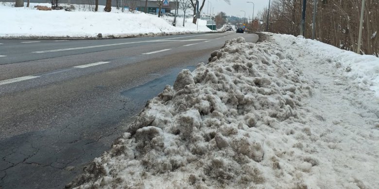 Nieodśnieżony chodnik w Olsztynie? Sprawdź, kto ma obowiązek go odśnieżyć!