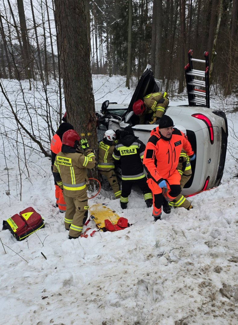 29-latek w BMW uderzył w drzewo między Bartążkiem a Starym Olsztynem