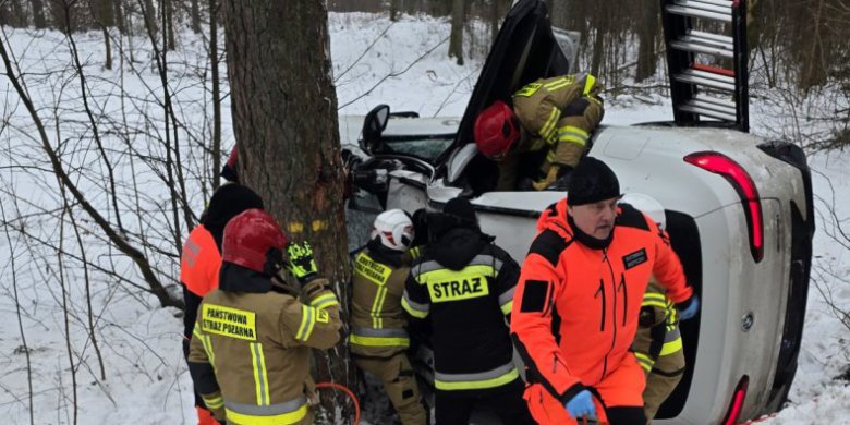 29-latek w BMW uderzył w drzewo między Bartążkiem a Starym Olsztynem
