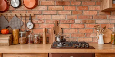 Cegła rozbiórkowa na ścianie w kuchni - gdzie kupić tę oryginalną w Olsztynie?