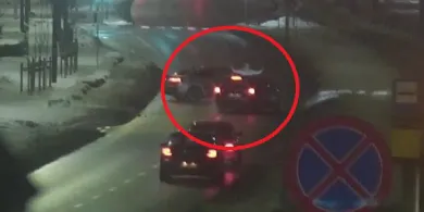 Olsztyn. Mefedron, alkohol, zaspa i słup. 29-latek zatrzymany na al. Sikorskiego [WIDEO]