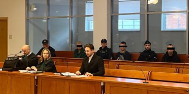 Artykuł: Brutalny atak w altance na terenie ogródków działkowych w Barczewie. Trzej oskarżeni  stanęli przed sądem
