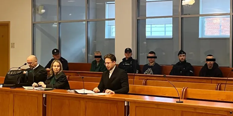Brutalny atak w altance na terenie ogródków działkowych w Barczewie. Trzej oskarżeni  stanęli przed sądem