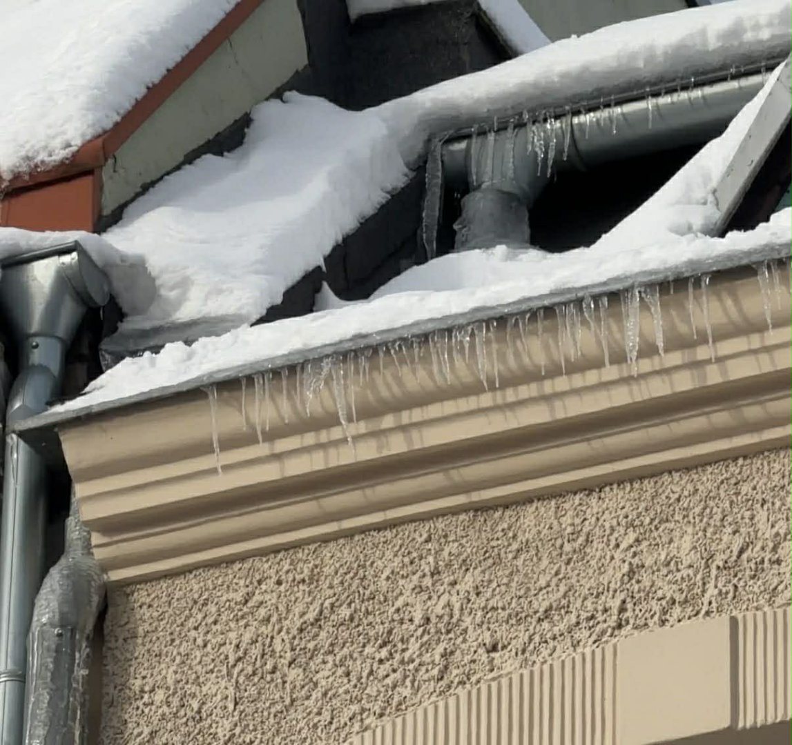 Olsztyn, ul. Marii Zientary-Malewskiej. Po awarii rynny woda zalała mieszkanie. Jest odpowiedź zarządcy