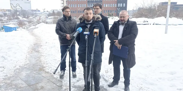 Olsztyn. Partia Grzegorza Brauna o "smrodzie na całą Polskę". W ratuszu niczego nie czują