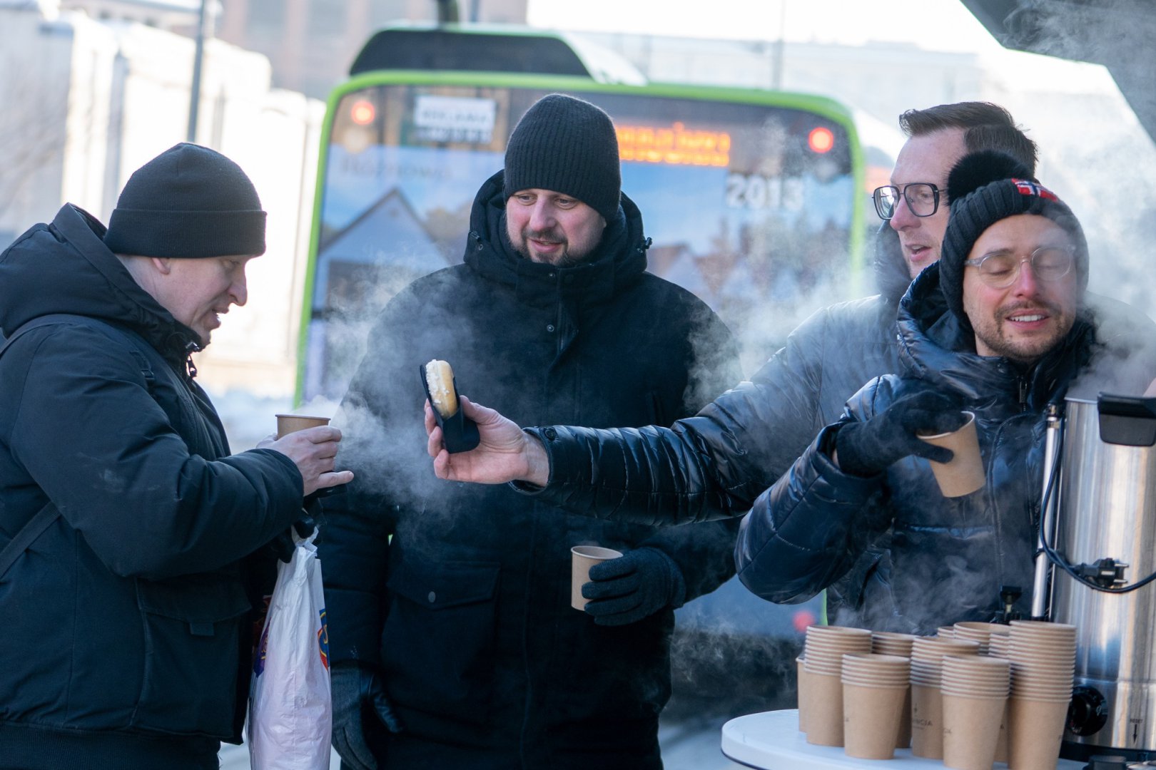 Prezydent Robert Szewczyk częstował gorącą herbatą w centrum Olsztyna [ZDJĘCIA]