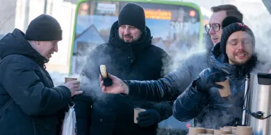 Prezydent Robert Szewczyk częstował gorącą herbatą w centrum Olsztyna [ZDJĘCIA]