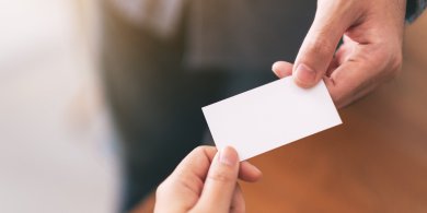 Artykuł: Jak budować biznesowe relacje w 2026 roku? Wizytówki wciąż skuteczne