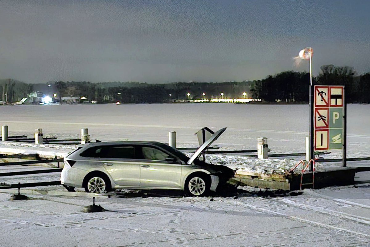 59-latek "zacumował" skodą w iławskiej ekomarinie. Miał ponad promil [ZDJĘCIA]