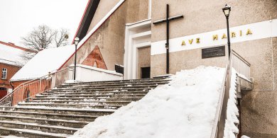 Artykuł: 860 tys. zł na remont schodów albo zamknięcie kościoła? Parafia z Jarot apeluje o wsparcie