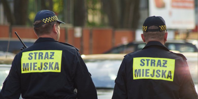 Strażnik miejski w Krakowie zarabia dwa razy więcej niż w Olsztynie. Nowy ranking ujawnia duże różnice