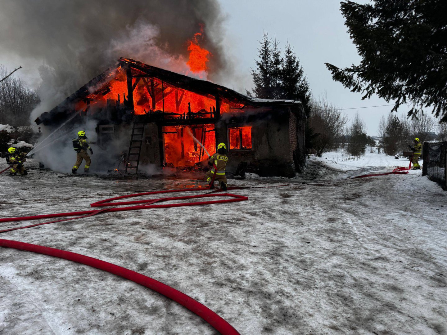 Wielki pożar budynku gospodarczego w Łapce w gminie Barczewo. Ogień zagrażał mieszkańcom [ZDJĘCIA]