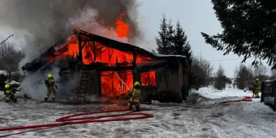 Wielki pożar budynku gospodarczego w Łapce w gminie Barczewo. Ogień zagrażał mieszkańcom [ZDJĘCIA]