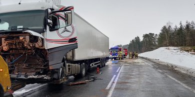 Artykuł: Droga między Olsztynem a Barczewem zablokowana! Zderzyły się dwie ciężarówki [ZDJĘCIA]