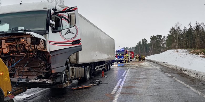 Droga między Olsztynem a Barczewem zablokowana! Zderzyły się dwie ciężarówki [ZDJĘCIA]