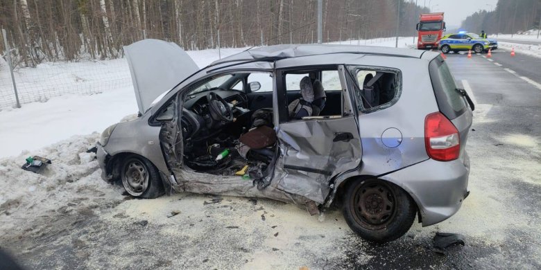 Poważne zdarzenie drogowe pod Dobrym Miastem. 67-latek nie ustąpił pierwszeństwa [ZDJĘCIA]